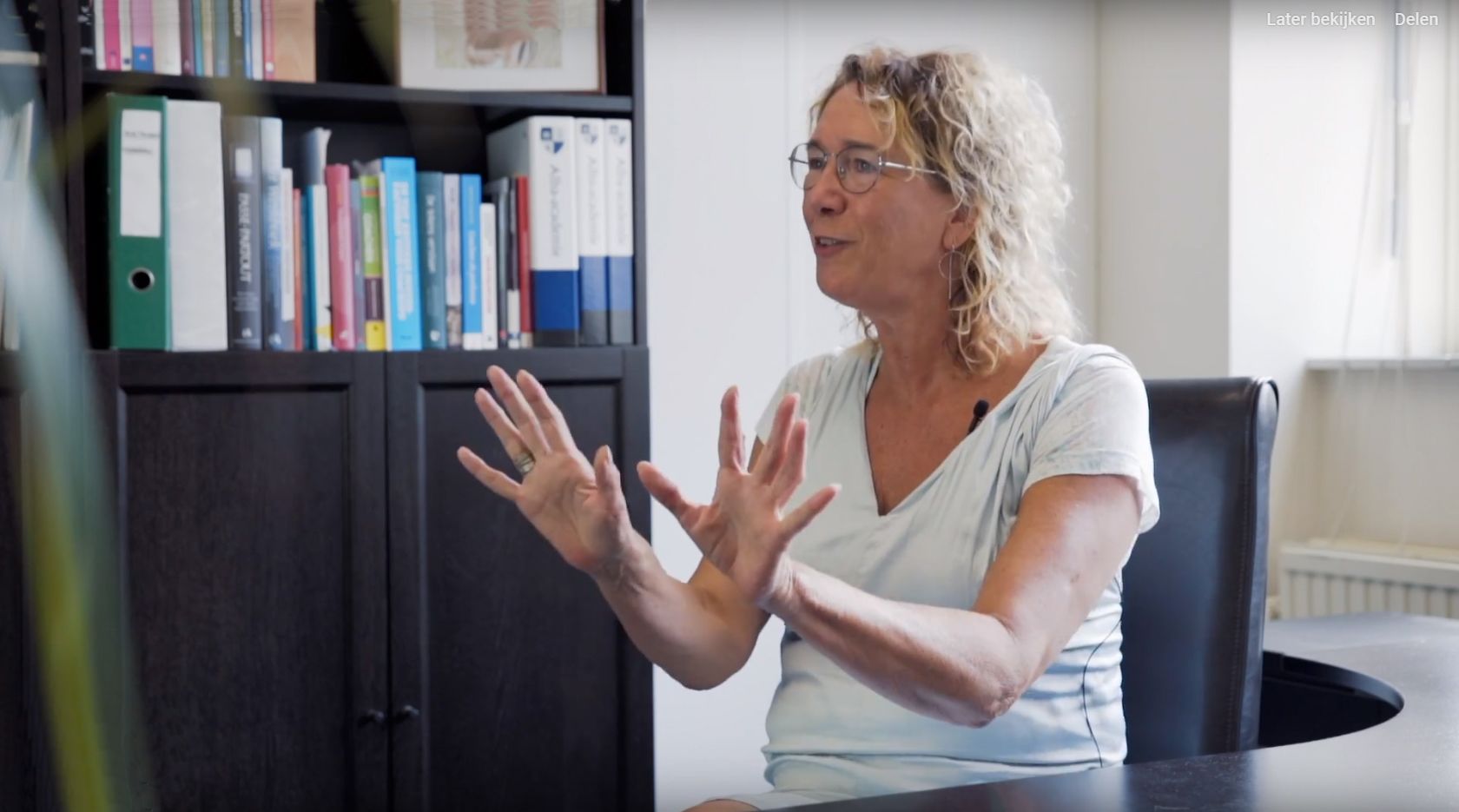Helen Beeley spreekt een publiek toe